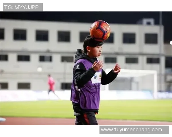 展博化身足球巨星精彩模仿秀引发热议球迷热情高涨